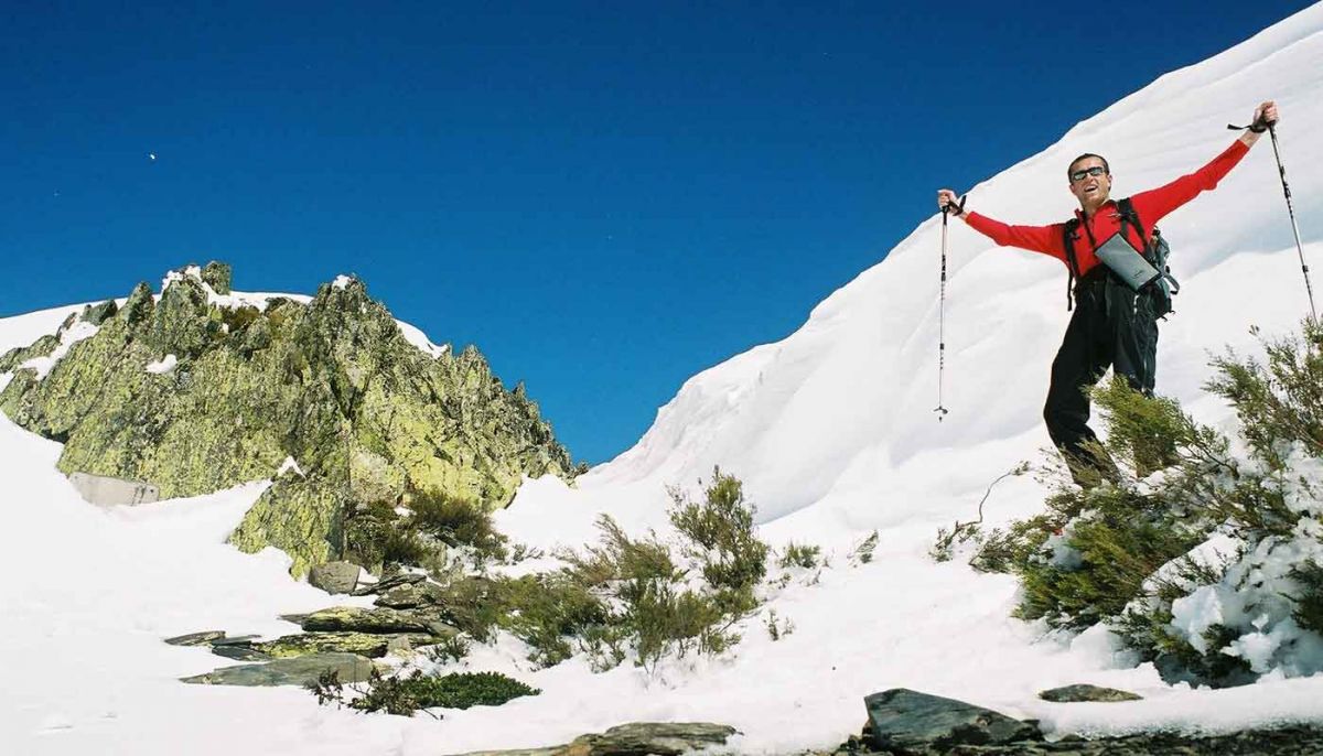 Alpinista con raquetas de nieve en collado Perdices ascendiendo al Pico Ocejón